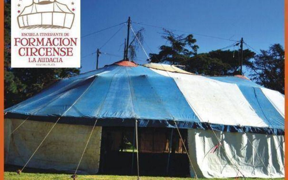 Una escuela de circo hace malabares para ense�arles a los ni�os