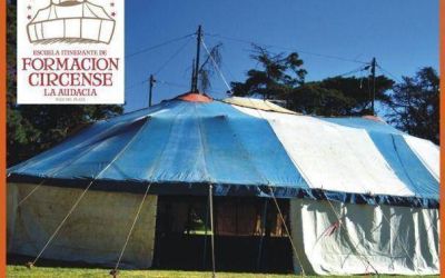 Una escuela de circo hace malabares para ense�arles a los ni�os