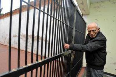 Se aferr� al port�n para defender a su familia y los ladrones lo acribillaron a tiros