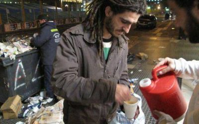Voluntarios ofrecen abrigo y alimentaci�n a gente de la calle