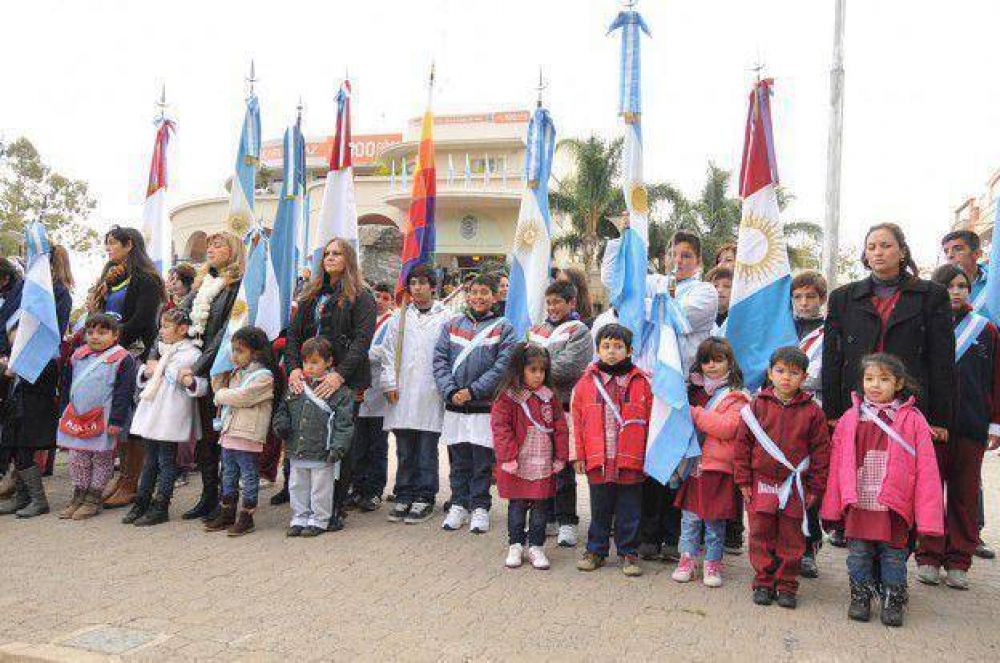 Avil�s encabez� el acto oficial por el D�a de la Bandera