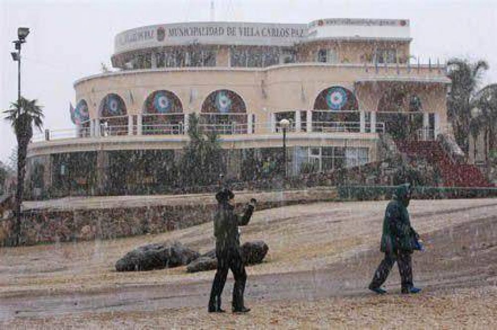 Carlos Paz amaneci� con los primeros copos de nieve