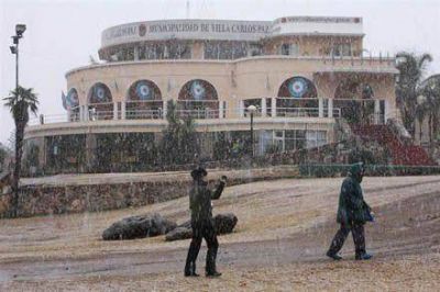 Carlos Paz amaneci� con los primeros copos de nieve