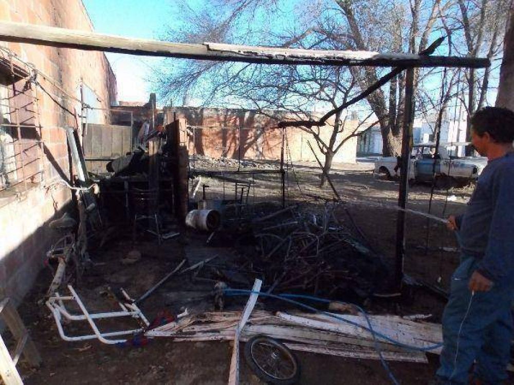 Villa Alonso: incendio en un galp�n
