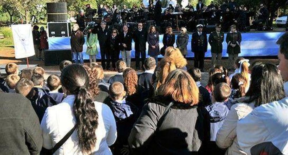 Alumnos de 10 escuelas prometieron lealtad a la Bandera