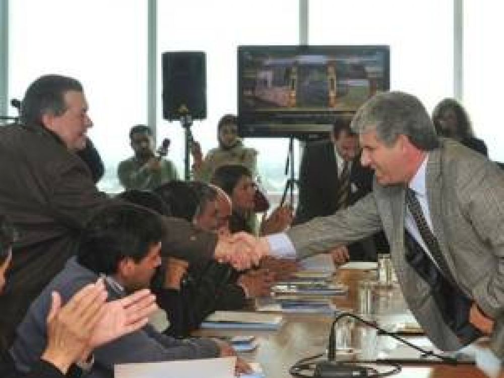 Firman acuerdos para realizar obras en veinte intendencias