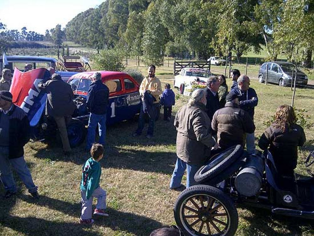 Homenajearon a los Emiliozzi y a la Bandera nacional