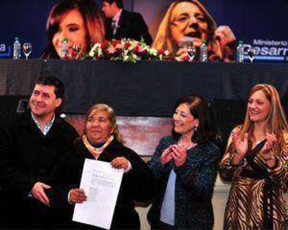 Naci�n entreg� a La Rioja m�s de mil pensiones y matr�culas de 39 cooperativas