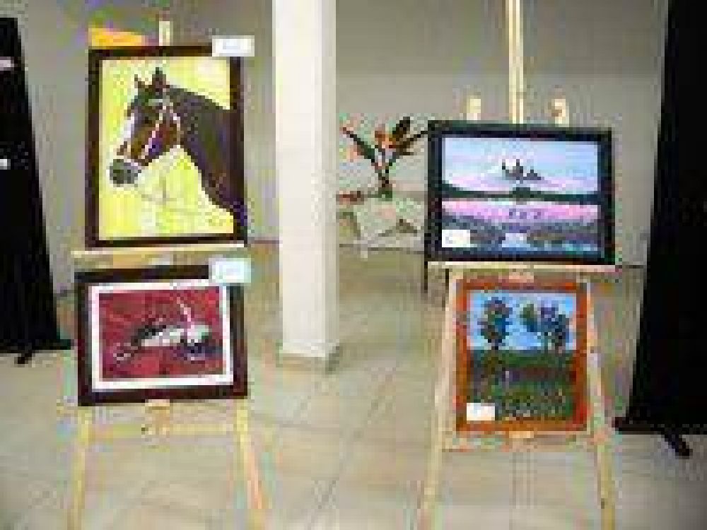 Se inaugur� el sal�n de exposiciones del sesquicentenario con la muestra pl�stica del taller de la Profesora Leticia Pardo