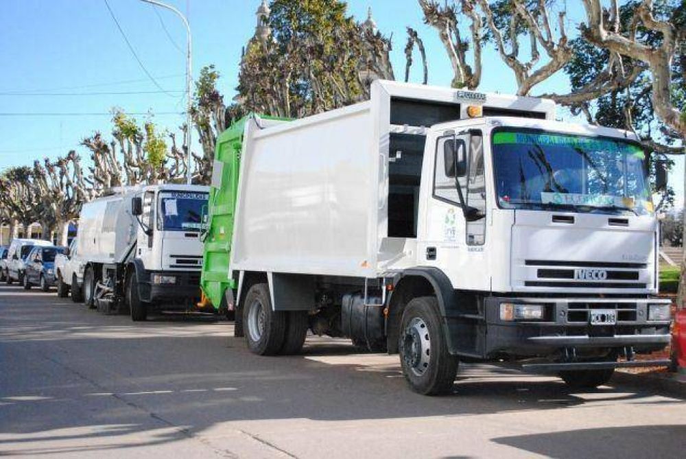 Municipio de 25 de Mayo recibi� compactador de basura y barredora