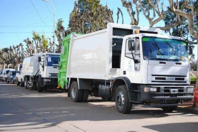 Municipio de 25 de Mayo recibi� compactador de basura y barredora