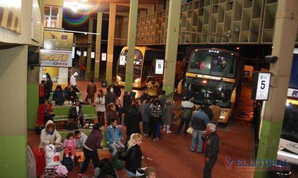 El fin de semana extralargo arranc� con intenso �xodo y pocos comercios abiertos