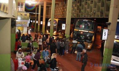 El fin de semana extralargo arranc� con intenso �xodo y pocos comercios abiertos