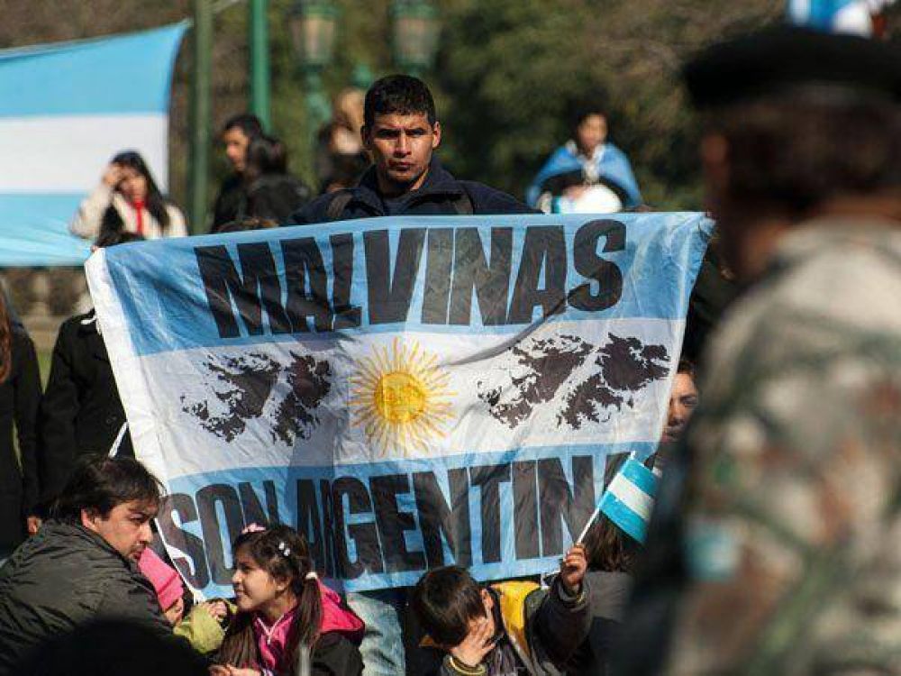 Veteranos desfilaron y realizaron un acto frente al monumento a los Ca�dos