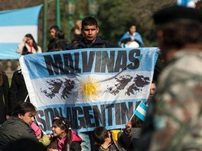 Veteranos desfilaron y realizaron un acto frente al monumento a los Ca�dos