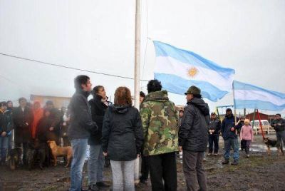 Inauguraron plaza recuperada por los vecinos y le impusieron el nombre de �H�roes de Malvinas�