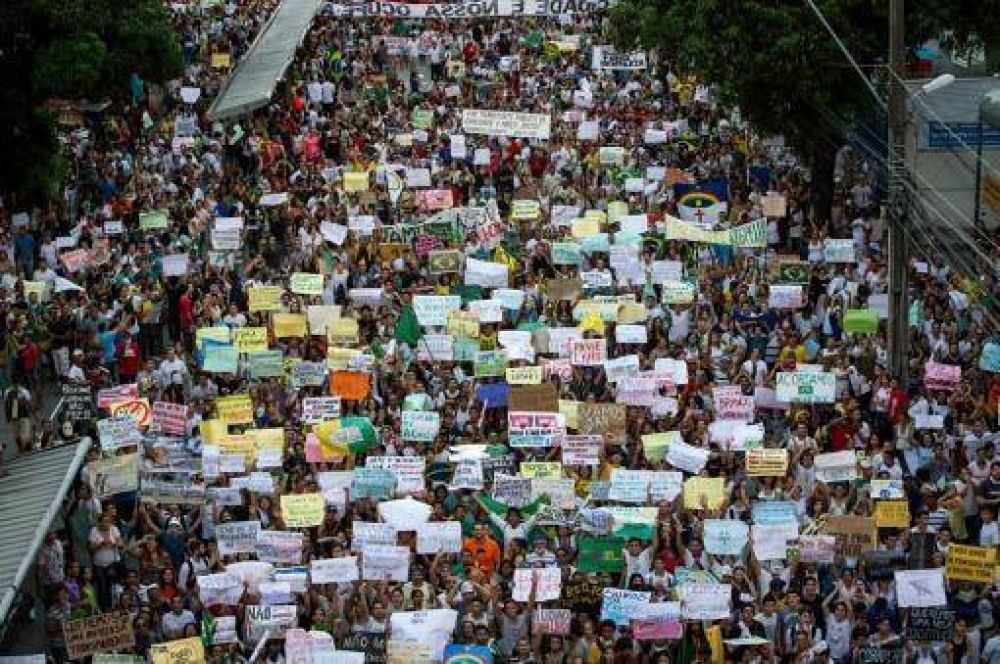 Un muerto y m�s de 100 heridos por las masivas protestas en Brasil