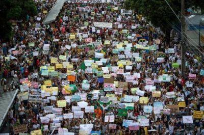 Un muerto y m�s de 100 heridos por las masivas protestas en Brasil