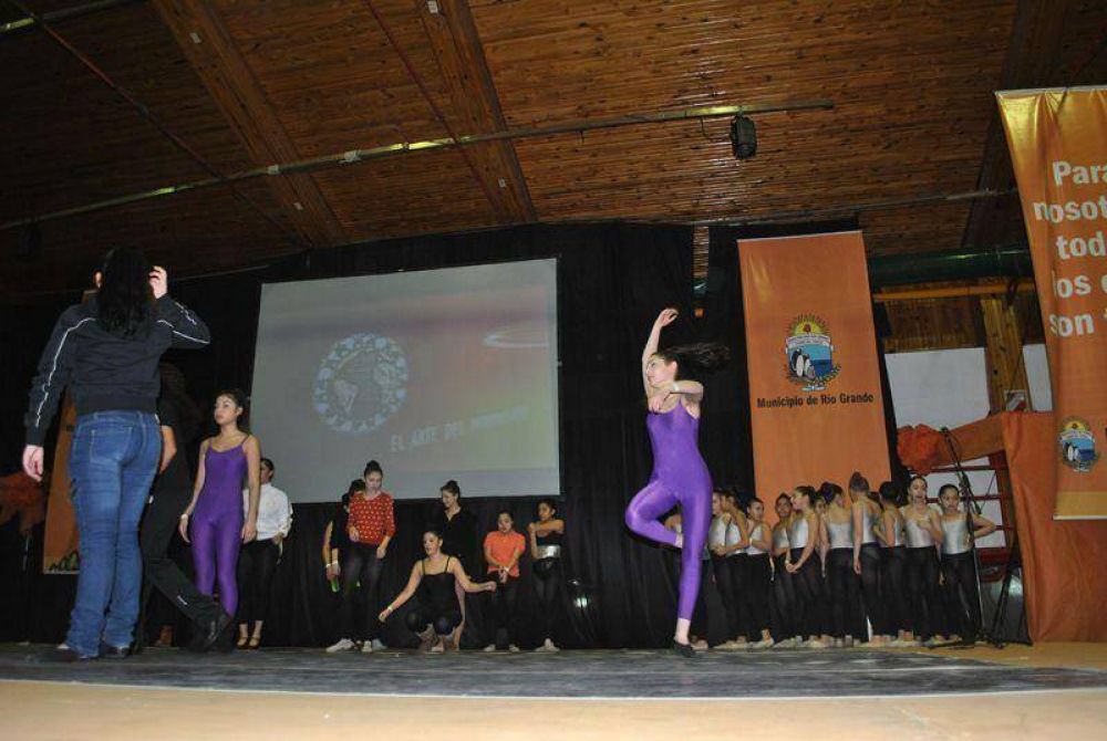 COMENZ� CON GRAN ACOMPA�AMIENTO DE P�BLICO EL �ARTE DEL MOVIMIENTO�