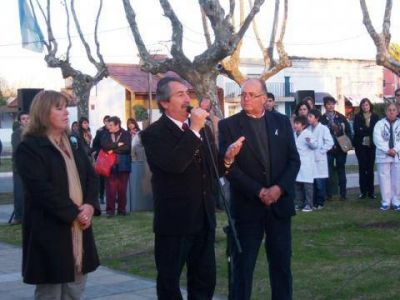 Se realiz� la Promesa a la bandera y la inauguraci�n de luminarias en O�Brien