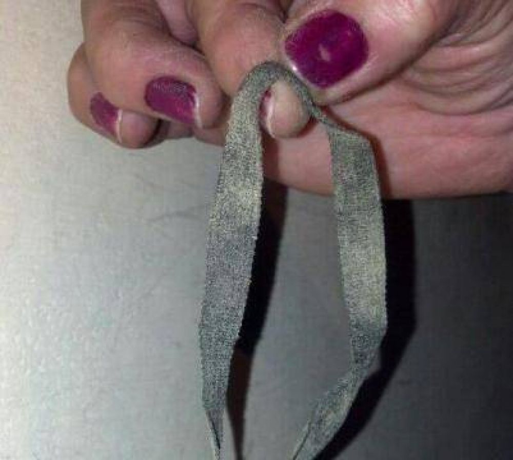 Vecina encontr� un bret�l de corpi�o dentro de un paquete de yerba