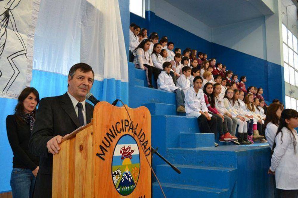 Alumnos prometieron lealtad a la bandera y conmemoraron el 193� aniversario del fallecimiento del Gral. Manuel Belgrano