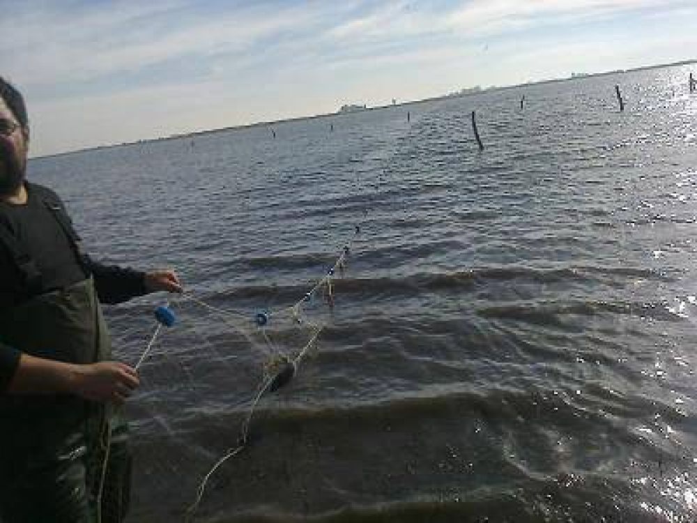 Control de pesca furtiva cerca en la Laguna de G�mez
