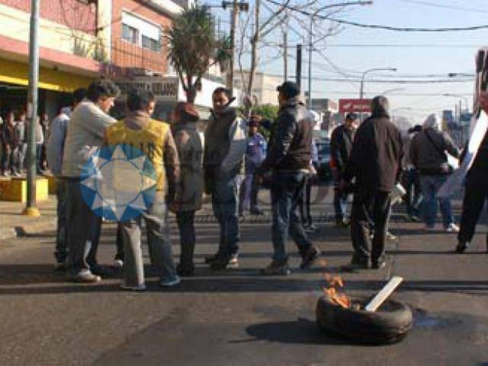 Protesta y piquete de los trabajadores del Outlet