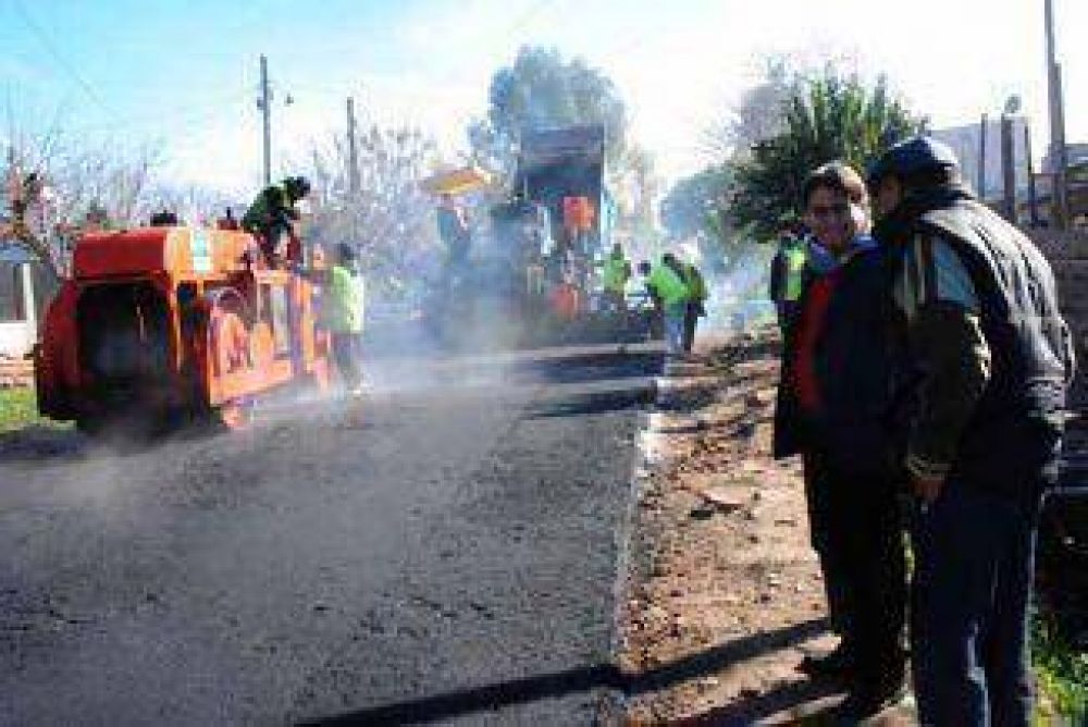 Asfaltan 7 cuadras en Solano, y terminan 3 en Quilmes centro