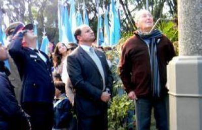 Guacone encabez� el acto del D�a de la Bandera y tom� juramento a alumnos del Socorro