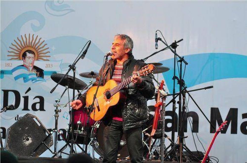 Los vecinos disfrutaron de Peteco Carabajal en el D�a de la Bandera