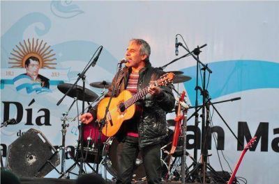Los vecinos disfrutaron de Peteco Carabajal en el D�a de la Bandera