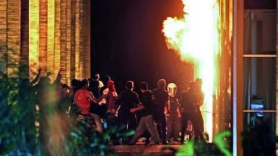 Violentos choques al cierre de un hist�rico d�a de protestas
