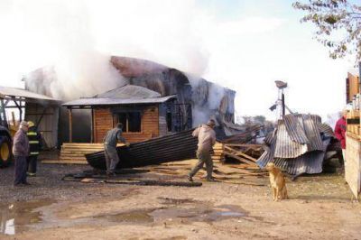 Un incendio destruy� la maderera El Para�so