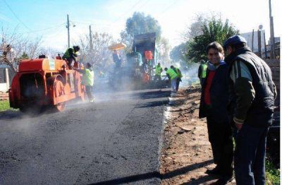 Guti�rrez recorri� obras de pavimentaci�n en el barrio el sol de solano