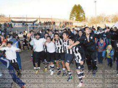 Mariano Moreno campe�n de la Liga Deportiva del Oeste en Jun�n