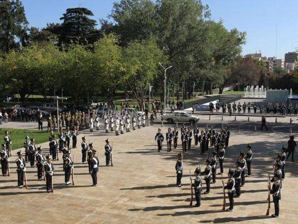 Cerca de 2 mil personas visitaron el Memorial de la Bandera