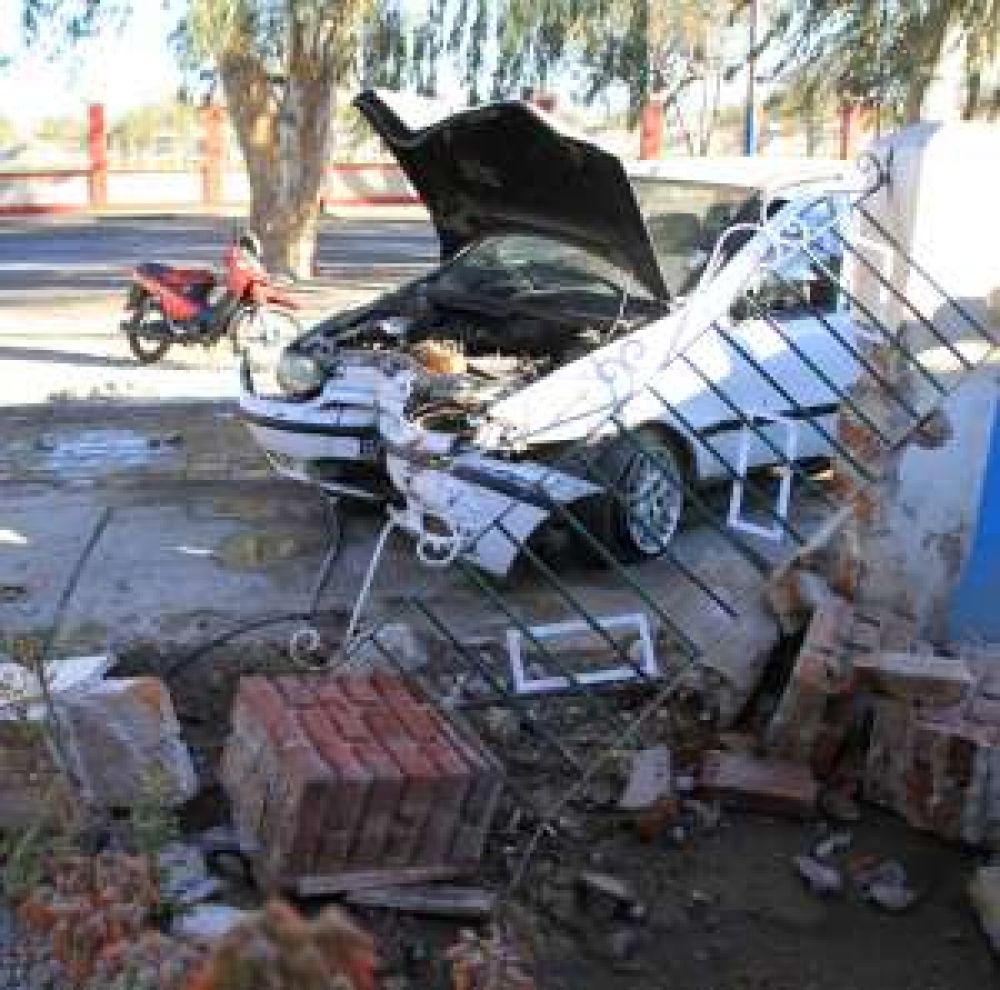 Volv�a de fiesta y se estrell� con su auto en una vivienda