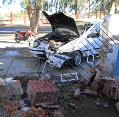 Volv�a de fiesta y se estrell� con su auto en una vivienda