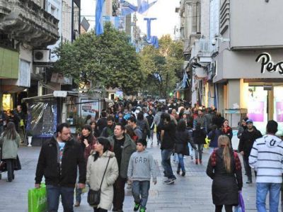 El fin de semana largo a pleno reactiv� la pol�mica por el cierre de comercios