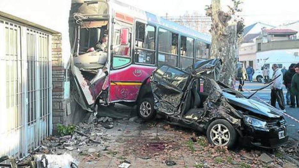Ins�lito: dorm�a y se salv� de morir aplastado por un colectivo descontrolado