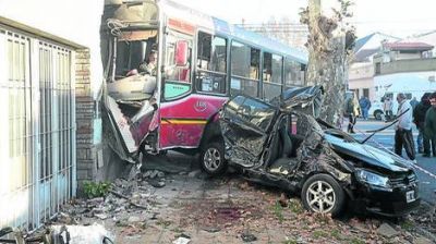 Ins�lito: dorm�a y se salv� de morir aplastado por un colectivo descontrolado
