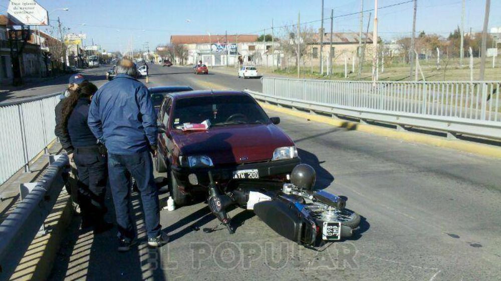 Puente de Col�n: choc� en moto y derrap� varios metros
