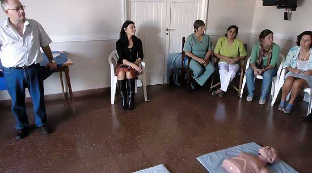 Auxiliares del Hogar de Ancianos concluyeron la capacitaci�n del Voluntariado Universitario
