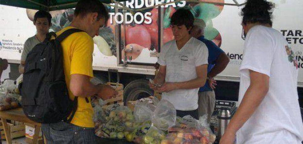 C�rdoba: Ofrecen frutas y verduras a 40 pesos los 10 kgs