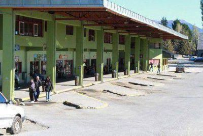 Suben canon y obligan a empresas a contratar cooperativa de maleteros