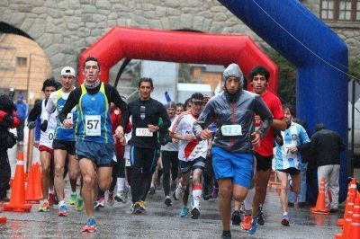 Deportistas le hicieron frente a la lluvia en el �Bariloche corre�