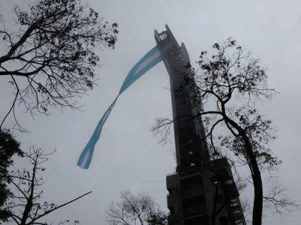 Desplegaron la Bandera argentina gigante de 53 metros en La Cruz de Santa Ana
