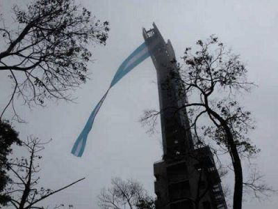 Desplegaron la Bandera argentina gigante de 53 metros en La Cruz de Santa Ana
