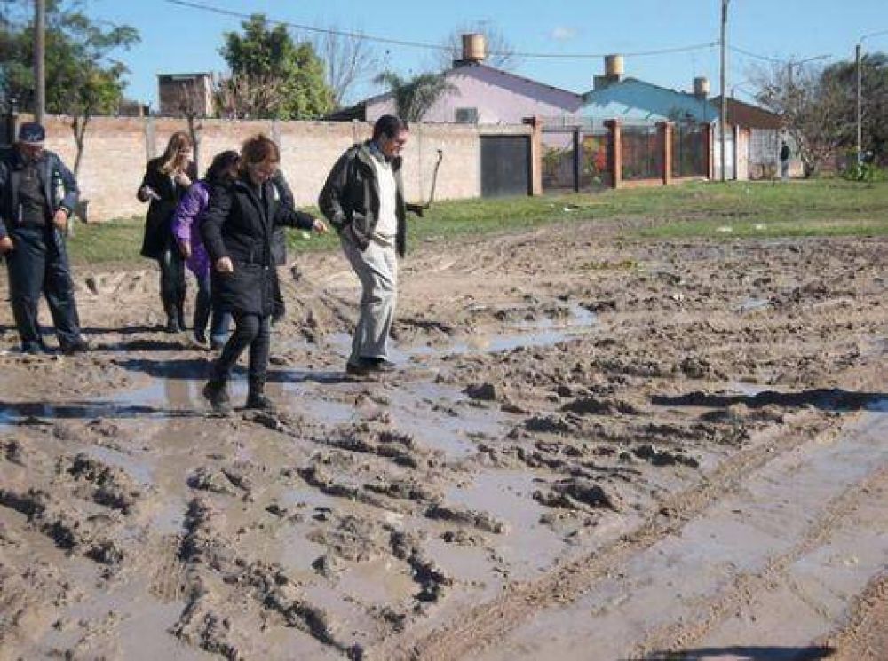 Pedro y Estela atendieron quejas por calles de tierra